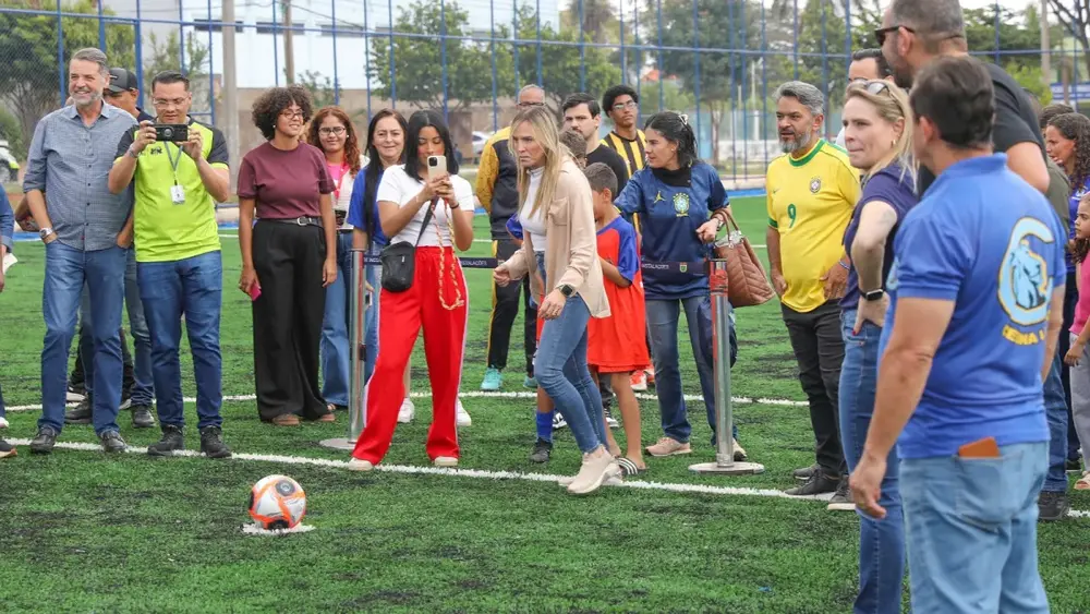 Celina Leão inaugura reformas de campos sintéticos em Taguatinga e Samambaia