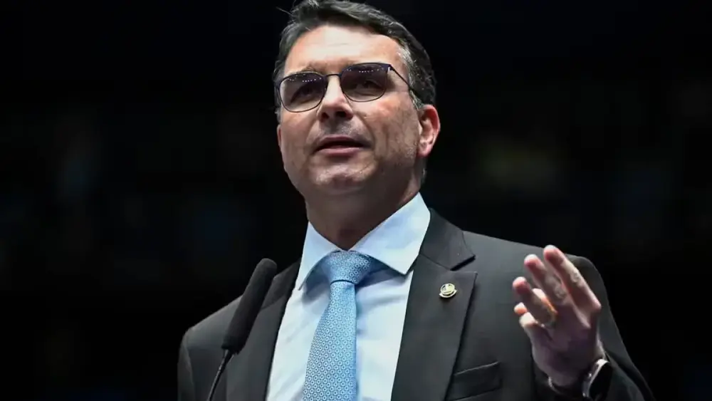 Flávio Bolsonaro cancela motociata em Juiz de Fora por mau tempo