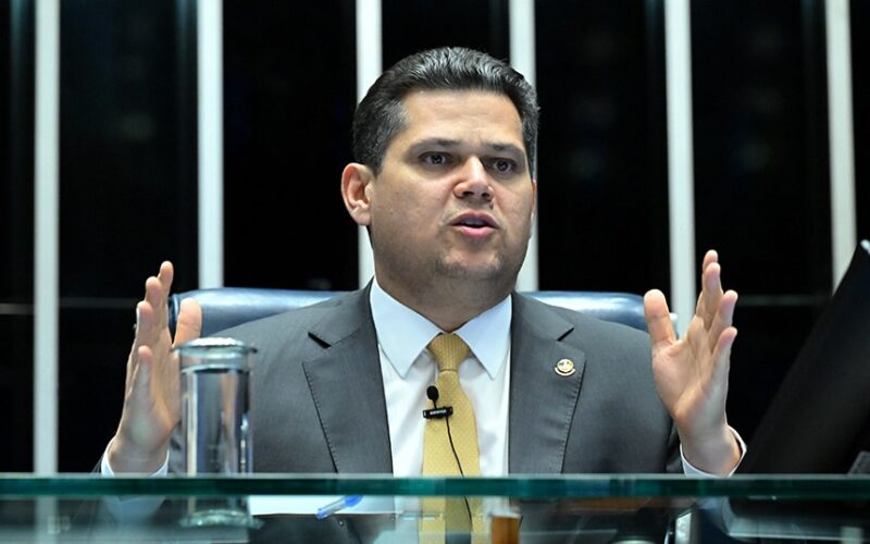 Alcolumbre evita prazo para PEC 6x1; empresários pedem adiamento