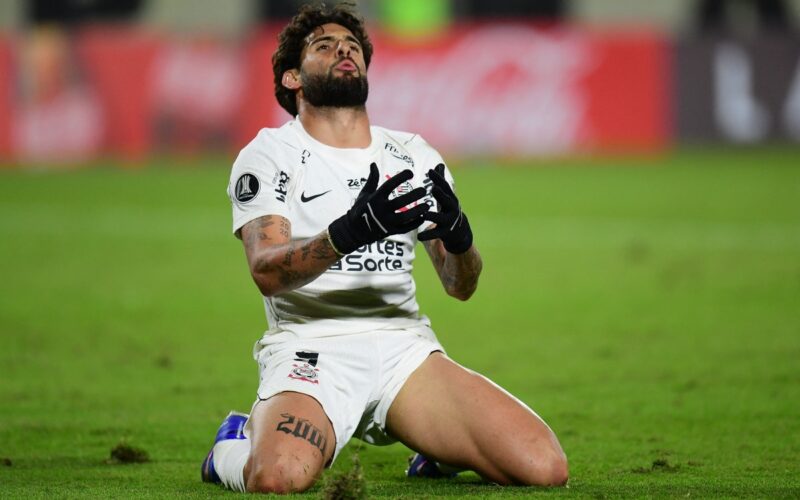 Corinthians empata com Peñarol e garante liderança na Libertadores