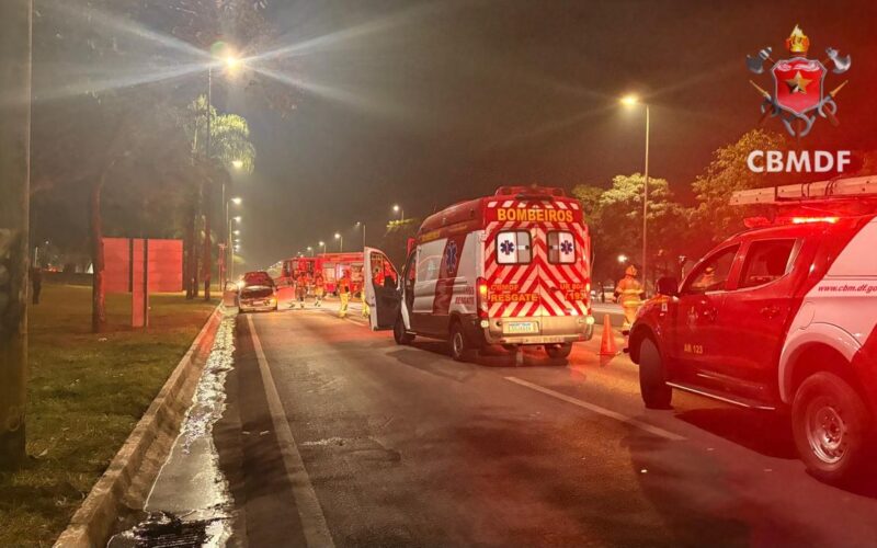 Fiat Punto pega fogo no Eixão Sul e interdita faixas