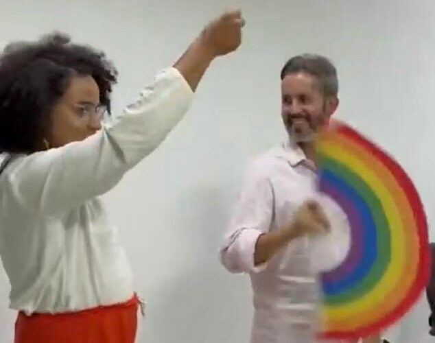 Leandro Grass aprende a bater leque com travesti em campanha