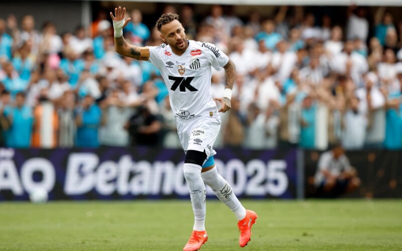 Neymar marca, Santos vence Bragantino e sai do Z4