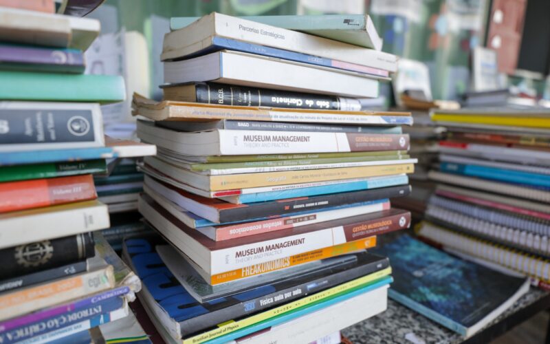 Venda de livros cresce 6,5% no Brasil em 2025; obras gerais lideram