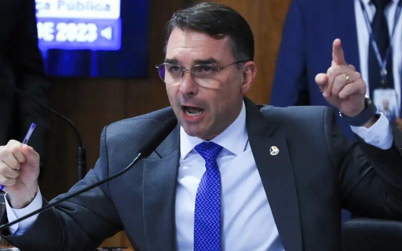 Flávio Bolsonaro vê perseguição em ação policial contra filme