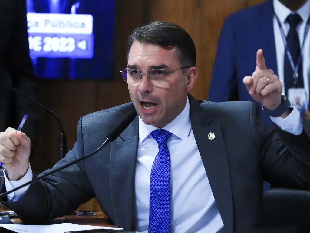 Flávio Bolsonaro vê perseguição em ação policial contra filme