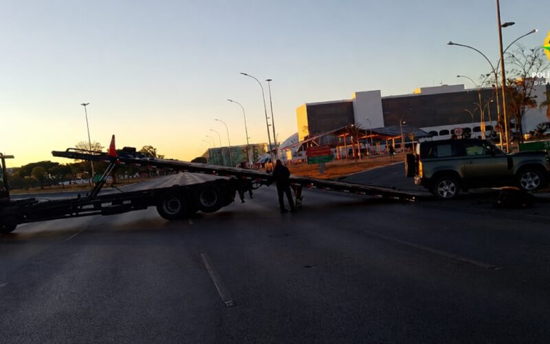 Motorista embriagada bate Land Rover e derruba poste em Brasília