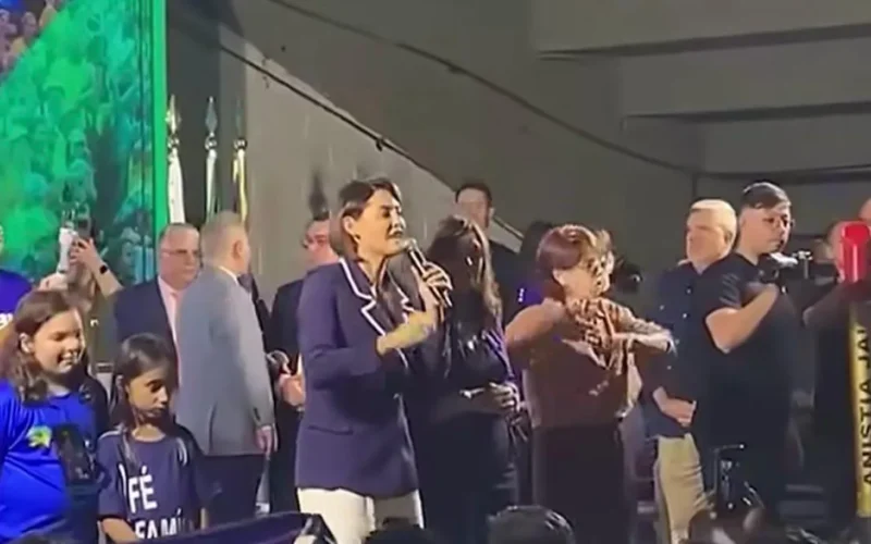 Michelle defende Bia Kicis, mas evita falar de sua candidatura