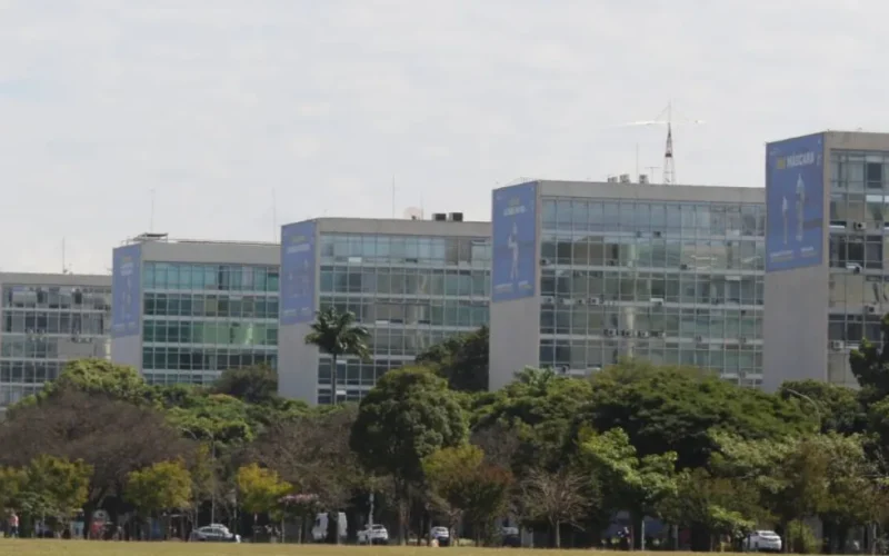 Governo libera servidor mais cedo em dias de jogos do Brasil