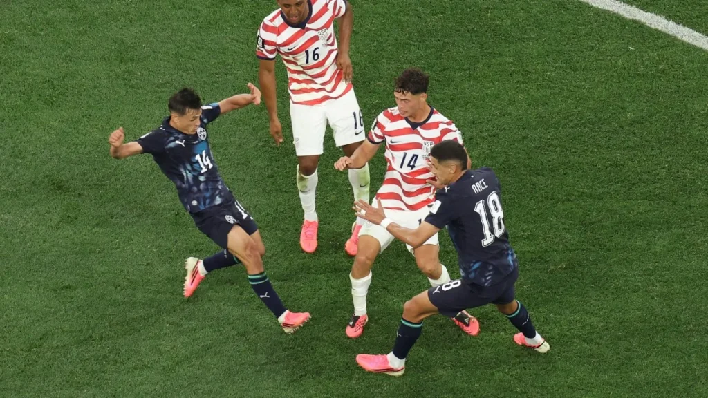 EUA goleia Paraguai por 4 a 1 e estreia com protagonismo na Copa