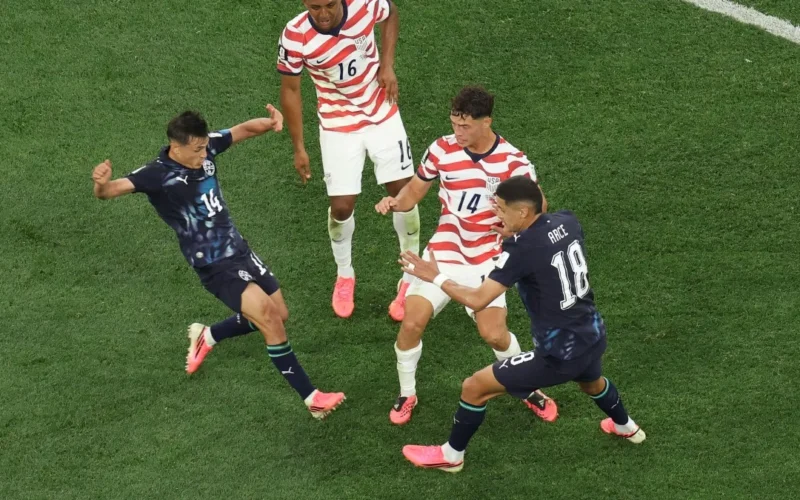 EUA goleia Paraguai por 4 a 1 e estreia com protagonismo na Copa