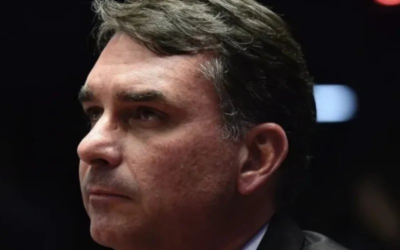 Flávio Bolsonaro admite erro na relação com imprensa