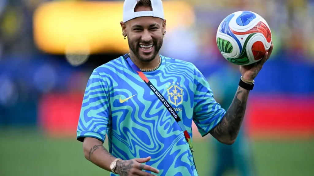 Neymar é recebido com festa após primeiro treino na Seleção
