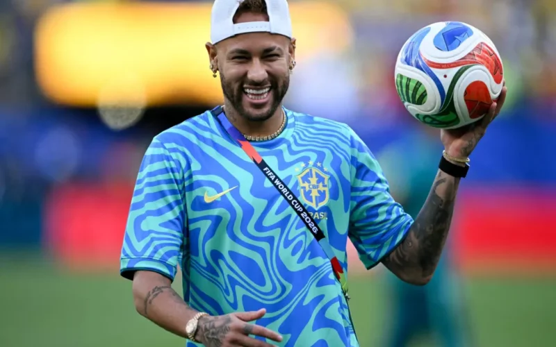 Neymar é recebido com festa após primeiro treino na Seleção