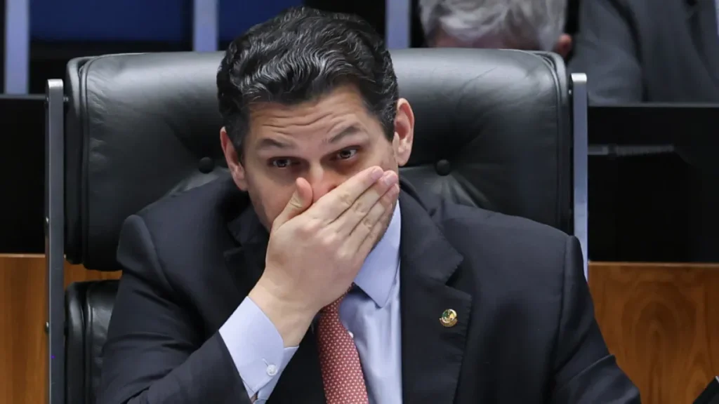 Alcolumbre ameaça pautar PEC dos agentes de saúde na próxima semana