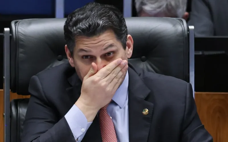Alcolumbre ameaça pautar PEC dos agentes de saúde na próxima semana