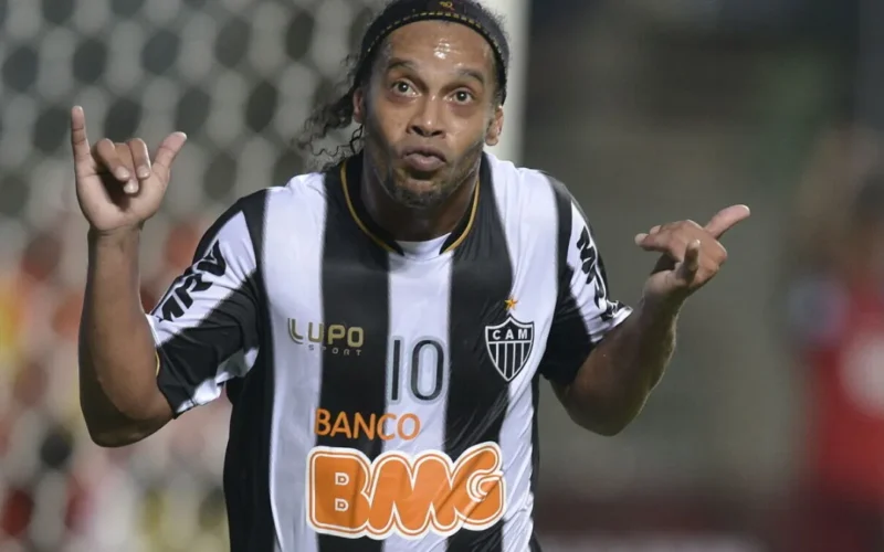 Ronaldinho, 46, volta ao futebol na 3ª divisão italiana