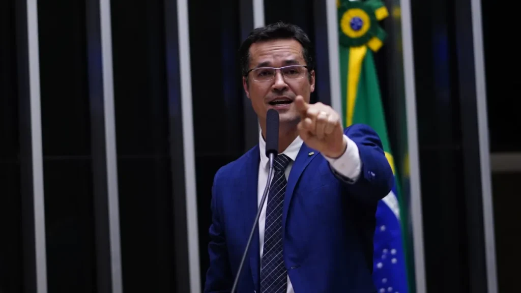 Deltan pode colocar esposa no lugar ao Senado se for barrado