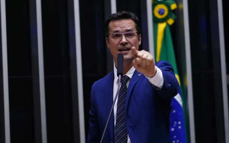 Deltan pode colocar esposa no lugar ao Senado se for barrado