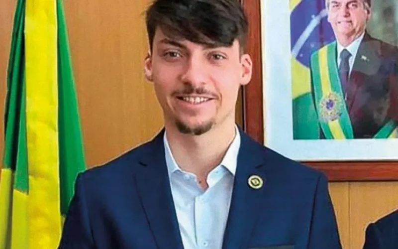 Jair Renan Bolsonaro anuncia pré-candidatura a deputado federal