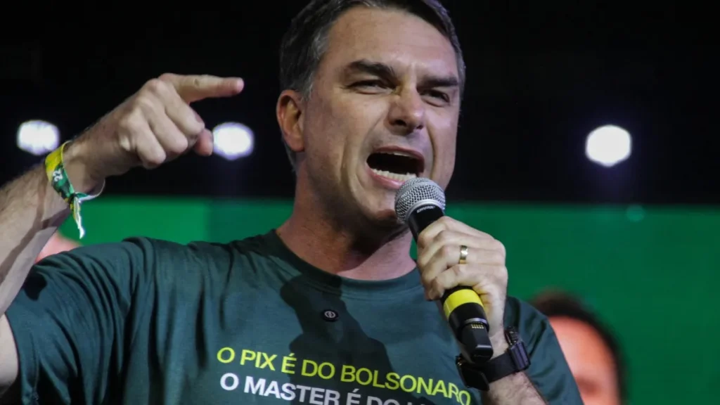 Flávio: 'Cumpri papel de Lula' e adiou volta por tarifaço
