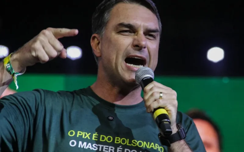 Flávio: 'Cumpri papel de Lula' e adiou volta por tarifaço