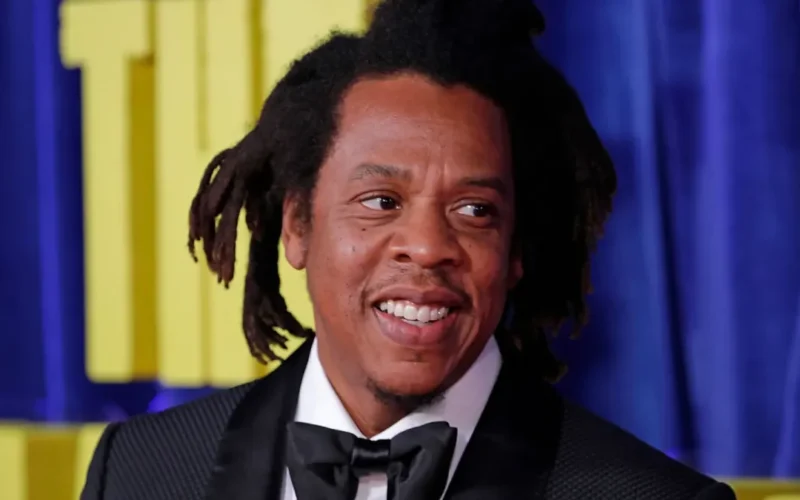 Rihanna sobe ao palco com Jay-Z e brinca: 'Estou enferrujada