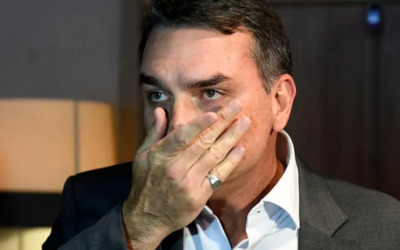 Flávio recorre ao STF contra proibição de visitas a Bolsonaro