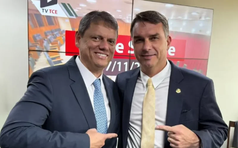 Flávio Bolsonaro muda QG para SP e busca agendas com Tarcísio