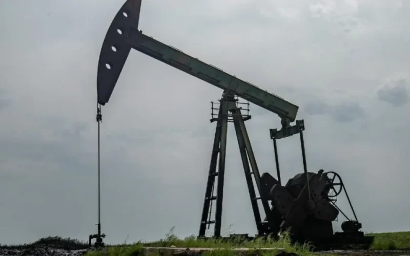 Brent atinge US$ 100 com conflito no Mar Vermelho