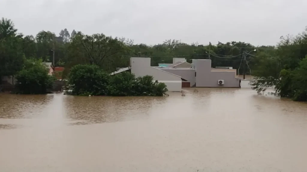 Chuva no RS: 1.207 desabrigados e 194 cidades com danos