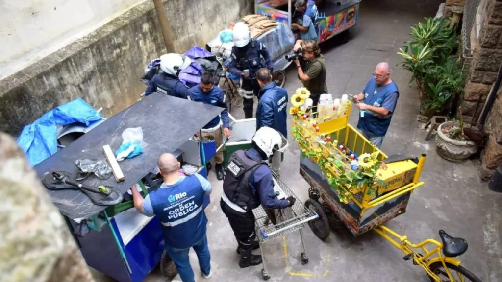 Rio interdita depósitos ilegais em ação contra comércio irregular na orla