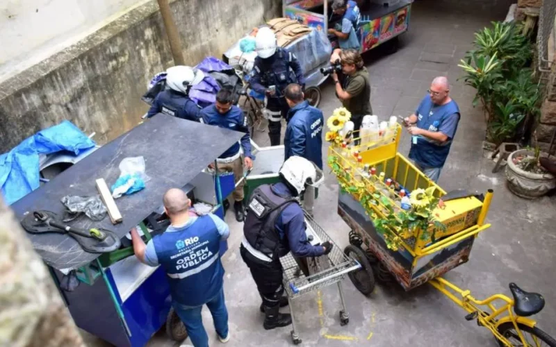 Rio interdita depósitos ilegais em ação contra comércio irregular na orla