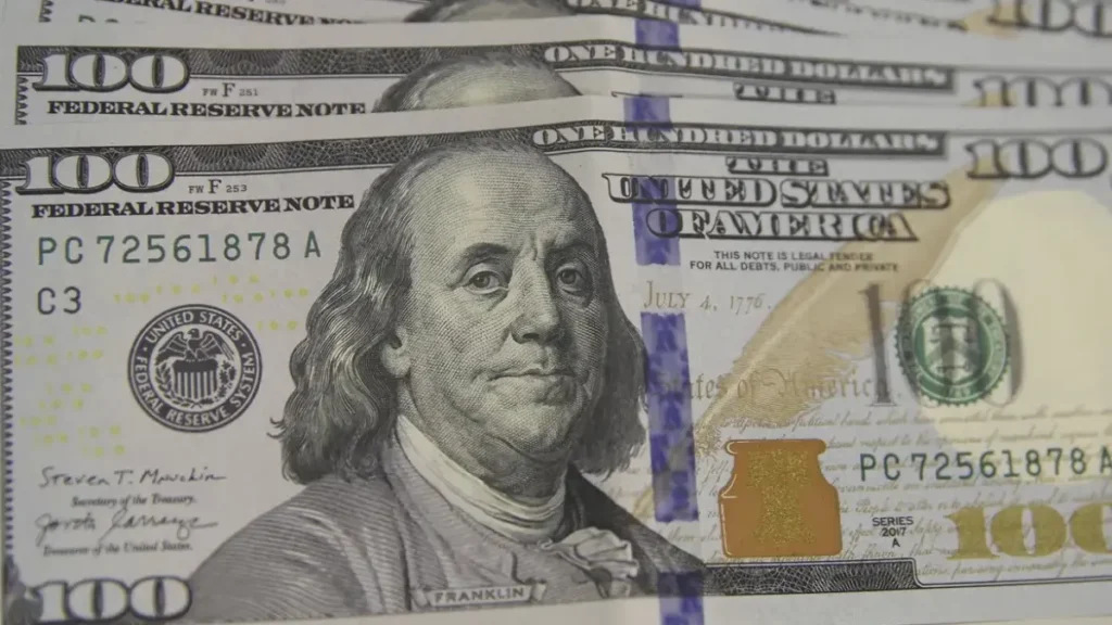 Dólar abre estável com IPCA-15 abaixo do esperado e Fed no foco
