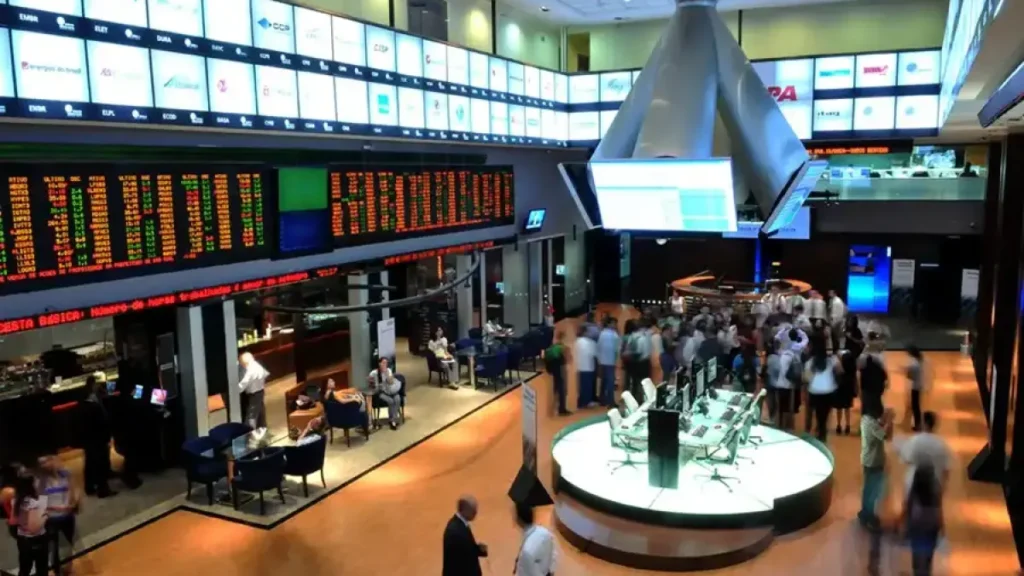 Bolsa abre com atraso de 3h; dólar sobe com Fed e balanços