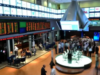 Bolsa abre com atraso de 3h; dólar sobe com Fed e balanços