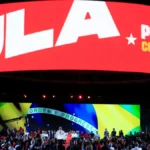 Vermelho, onça e estilo: militância inova em convenção de Lula