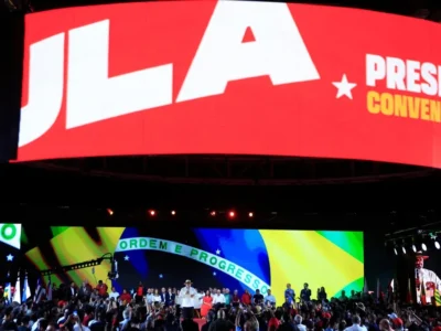 Vermelho, onça e estilo: militância inova em convenção de Lula