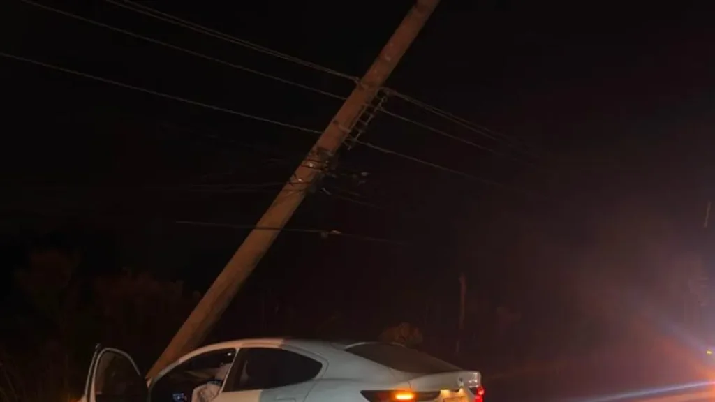 Carro bate em poste no Altiplano Leste e motorista sai ileso