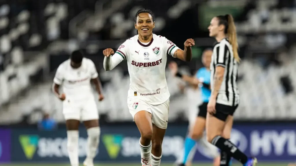 Fluminense vence Botafogo e segue vivo na briga pelo G-8