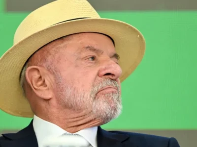 Lula usa chapéu pela 1ª vez em foto de urna após cirurgias